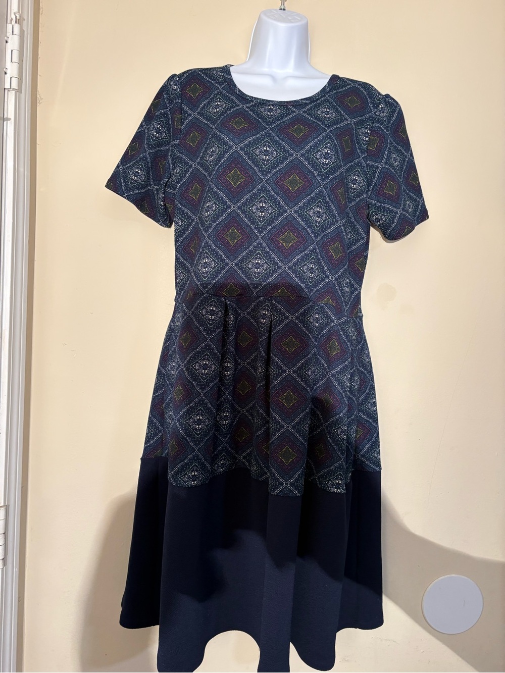 Womens swing dress.Patterned knee-length.Short-Sleeve fit & flare.Day/Evening